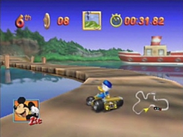 Juega en diferentes ubicaciones coloridas, como aquí en el puerto.