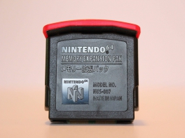 De Expension pack wordt geplaatst tussen de Aan/uit en Reset knop van de Nintendo!