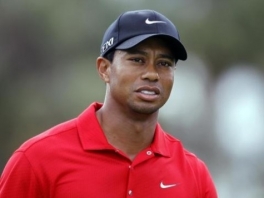 Play as famous golfers, like Tiger Woods!