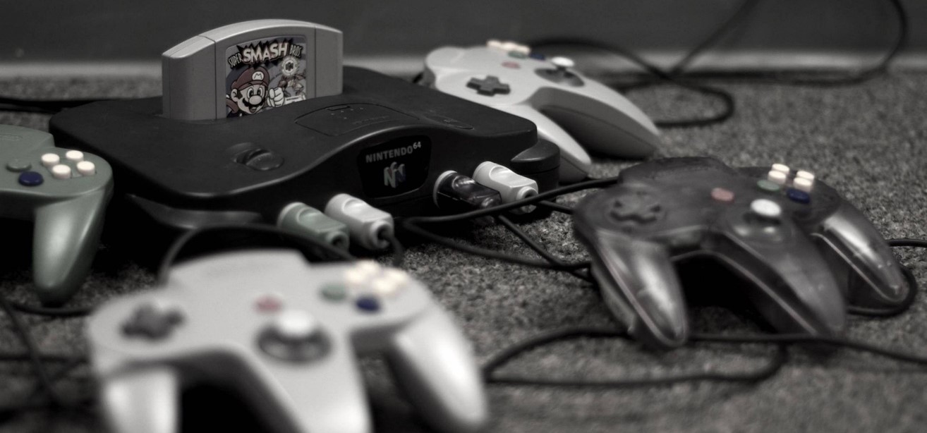 Nintendo 64 met Super Smash Bros en 4 controllers